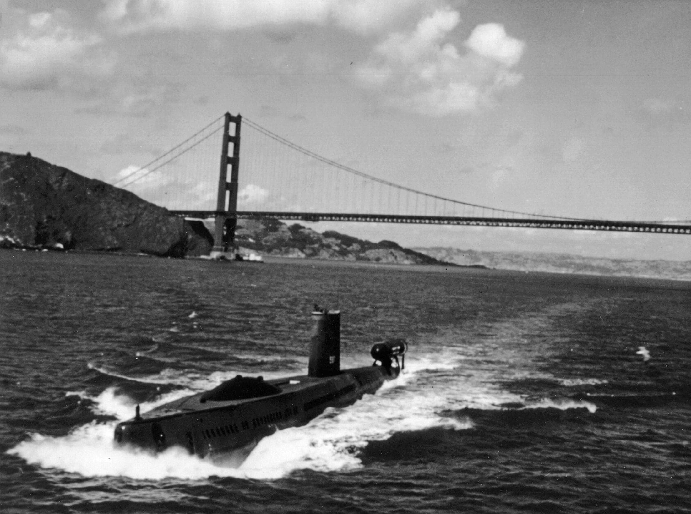 USS Halibut (SSN-587) departing San Francisco with the deck-mounted DSRV mock-up / diver lockout chamber used on special operations